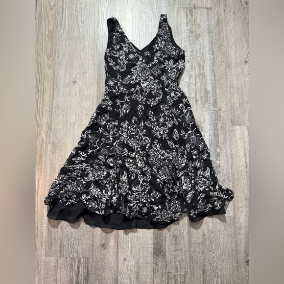 Loft Black Silk Floral Sleeveless Midi Dress |
Elegant A-Line Fit | Lightweight - Picture 1 of 4